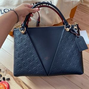 Louis Vuitton V tote MM